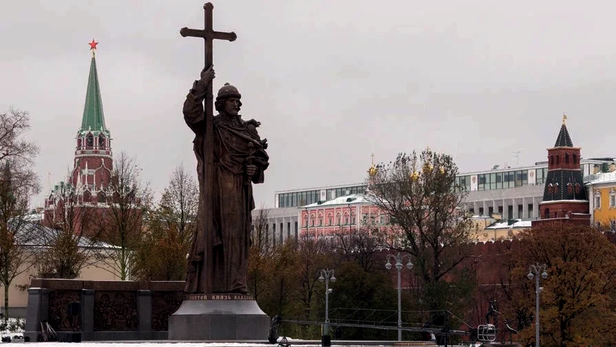 Памятник Владимиру Великому на Боровицкой площади