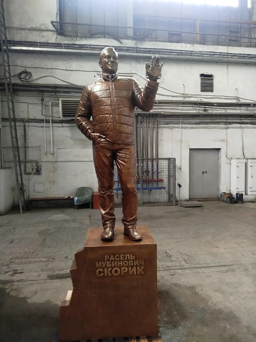 Ростовой памятник в цехе завода